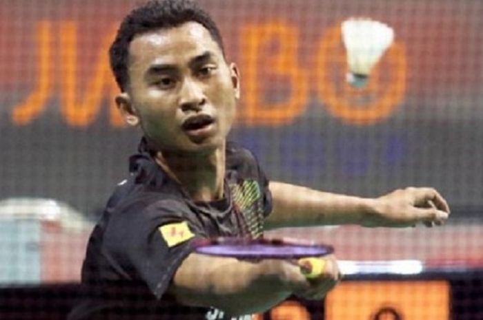 Pemain tunggal putra Indonesia, Tommy Sugiarto, sedang tampil pada babak pertama Singapura Terbuka di Singapore Indoor Stadium, Rabu (13/4/2016).