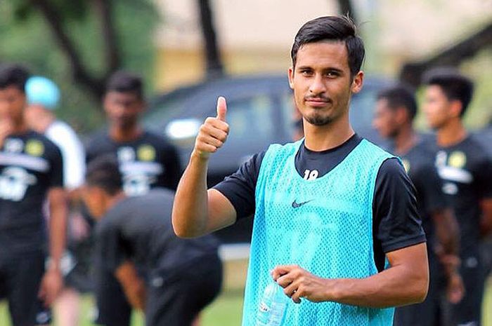 Bek timnas Malaysia, Matthew Davies, saat berlatih menjelang laga uji coba melawan timnas Indonesia 