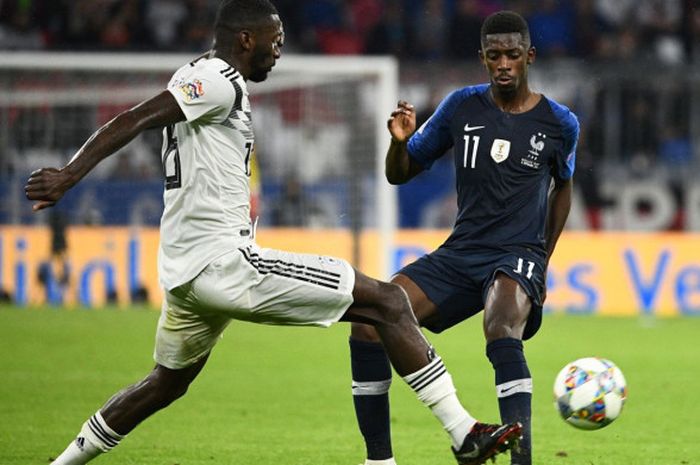 Bek Jerman, Antonio Ruediger, beraksi lawan Ousmane Dembele dari timnas Prancis pada laga UEFA Nations League di Muenchen, 6 September 2018.