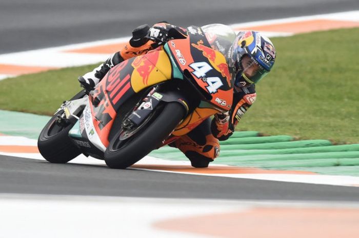 Aksi Miguel Oliveira saat tampil dalam salah satu sesi Moto2 GP Valencia 2018 yang diselenggarakan pada 16-18 November 2018.