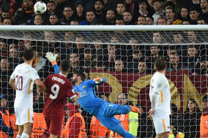 Kiper AS Roma, Alisson Becker, beraksi dalam laga leg pertama semifinal Liga Champions kontra Liverpool FC di Stadion Anfield, Liverpool, Inggris pada 24 April 2018.