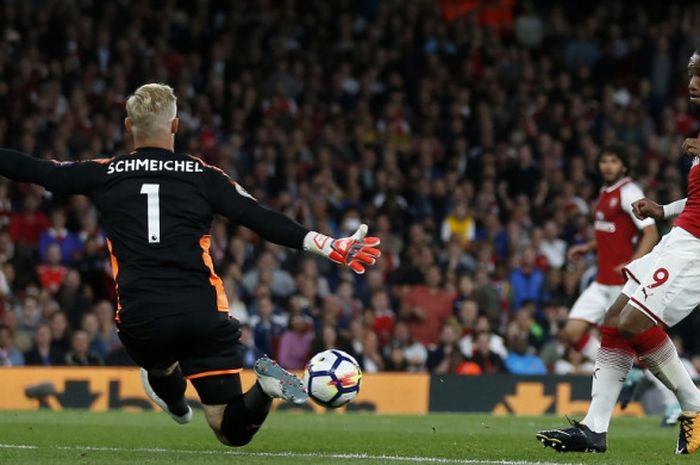 Striker Arsenal, Alexandre Lacazette (kanan), melepaskan tembakan ke arah kiper Leicester City, Kasper Schmeichel, dalam laga Liga Inggris di Stadion Emirates, London, pada 11 Agustus 2017.