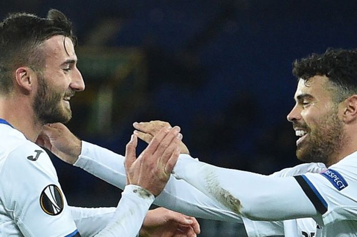 Gelandang Atalanta, Bryan Crystante (kiri), merayakan gol bersama striker Andrea Petagna dalam laga Liga Europa melawan Everton di Stadion Goodison Park, 23 November 2017.