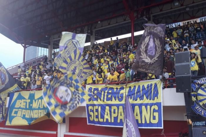 Suporter Persikota Tangerang memenuhi tribune Stadion PTIK, Jakarta, pada Trofeo Bhayangkara FC, Jumat (7/9/2018).