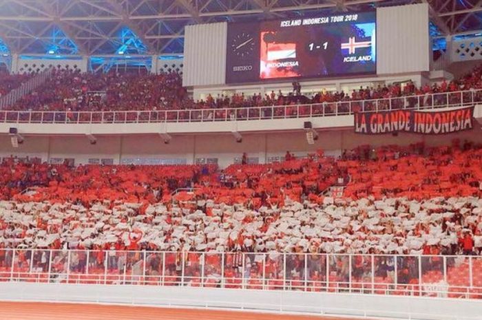 Koreografi yang diusung oleh komunitas LGI Crew pada laga uji coba timnas Indonesia vs timnas Islandia di Stadion Utama GBK pada Minggu (14/1/2018).