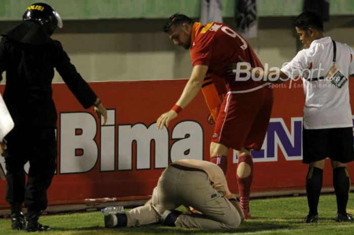 Seorang suporter mencium kaki striker Persija, Marko Simic, di laga leg I semifinal Piala Presiden 2018 kontra PSMS Medan di Stadion Manahan, Solo, Sabtu (10/2/2018).