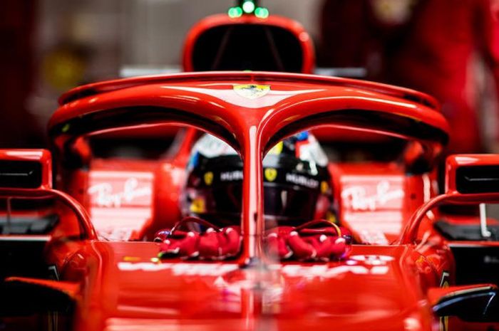  Penampakan pelindung Halo yang terpasang pada mobil baru tim Ferrari untuk F1 musim 2018, SF71H. 