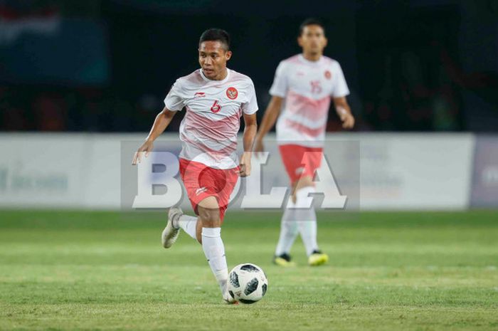 Gelandang tim nasional U-23 Indonesia, Evan Dimas, beraksi pada pertandingan lanjutan Grup A sepak bola Asian Games 2018 kontra Laos, di Stadion Patriot, Jumat (17/8/2018). 