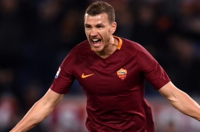 Aksi selebrasi penyerang AS Roma, Edin Dzeko, seusai menjebol gawang Sassuolo dalam laga Serie A di Stadion Olimpico, Roma, 19 Maret 2017.