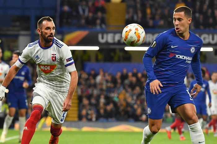 Gelandang Chelsea, Eden Hazard (kanan), berduel dengan bek Vidi, Attila Fiola, dalam laga Grup L Liga Europa di Stadion Stamford Bridge, London, Inggris pada 4 Oktober 2018.