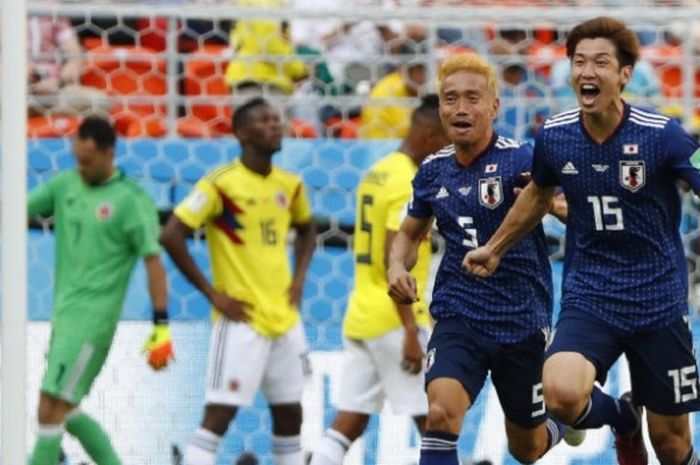 Yuya Osako dan Yuto Nagatomo merayakan gol Jepang ke gawang Kolombia pada pertandingan Grup H Piala Dunia 2018 di Saransk, 19 Juni 2018. 