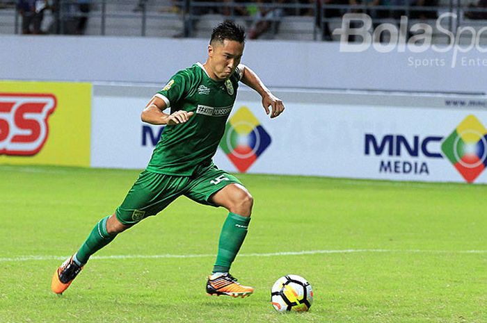 Arthur Irawan saat berseragam Persebaya kala tampil melawan Madura United.