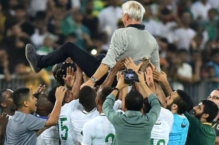 Para pemain timnas Arab Saudi mengangkat pelatih Bert van Marwijk setelah memastikan lolos ke putara