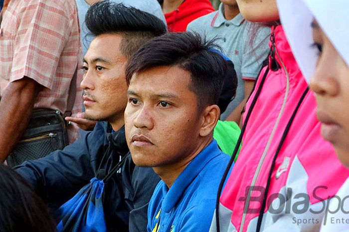 Pemain 757 Kepri Jaya, Yerico Cristianko, berbaur dengan penonton saat menyaksikan laga uji coba antara Arema FC dengan 757 Kepri Jaya di Pusdik Arhanud Karangploso Malang, Jawa Timur, Selasa (28/03/2017).