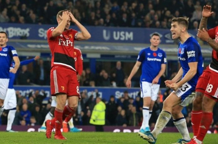 Gelandang Watford, Tom Cleverley, bereaksi setelah gagal mencetak gol melalui eksekusi penalti dalam laga Liga Inggris kontra Everton di Stadion Goodison Park, Liverpool, pada Minggu (5/11/2017).