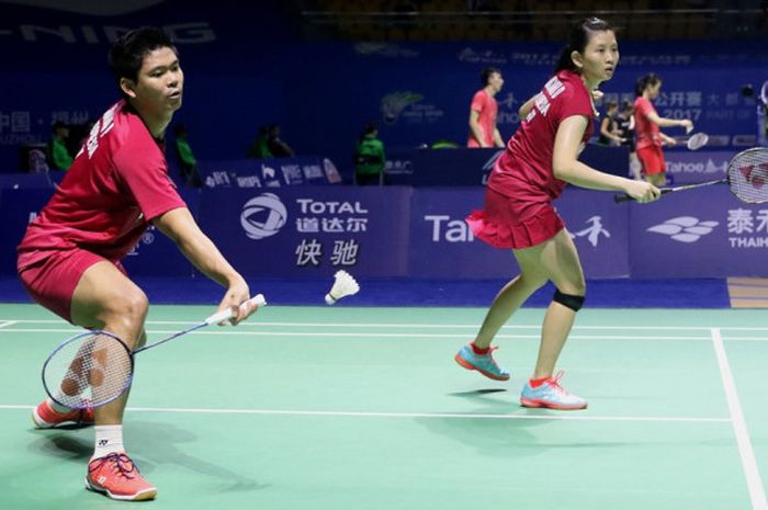 Pasangan ganda campuran Indonesia, Praveen Jordan/Debby Susanto, saat menjalani pertandingan melawan Zhang Nan/Liu Xuanxuan (China) pada babak kesatu turnamen China Terbuka 2017 di Haixia Olympic Sports Center, Fuzhou, Rabu (15/11/2017). Praveen/Debby kalah 18-21, 18-21.