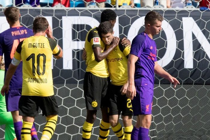 Pemain Borussia Dortmund, Christian Pulisic, melakukan selebrasi seusai menjebol gawang Liverpool dalam laga ICC di Bank of America Stadium, Amerika Serikat, Minggu (22/7/2018).