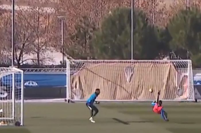 Gelandang Real Madrid, Brahim Diaz, mencetak gol salto dalam sesi latihan.