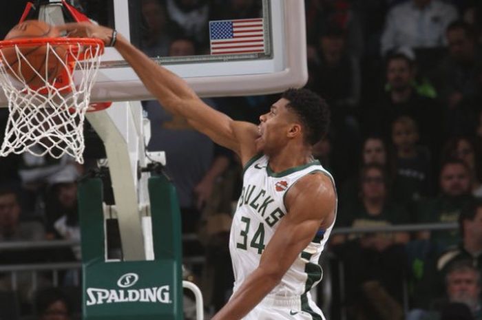 Aksi dunk Giannis Antetokounmpo saat membela Milwaukee Bucks dalam laga lanjutan NBA 2018//19 kontra Sacramento Kings yang digelar Minggu (4/11/2018) petang waktu Amerika Serikat.