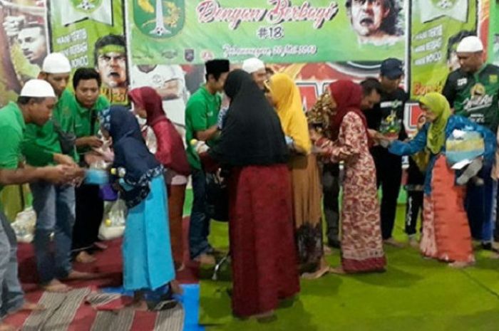 Komunitas Bonek SKJ 27 gelar berbagi bersama dengan anak yatim maupun juga kaum dhuafa,  Minggu (20/5/2018)