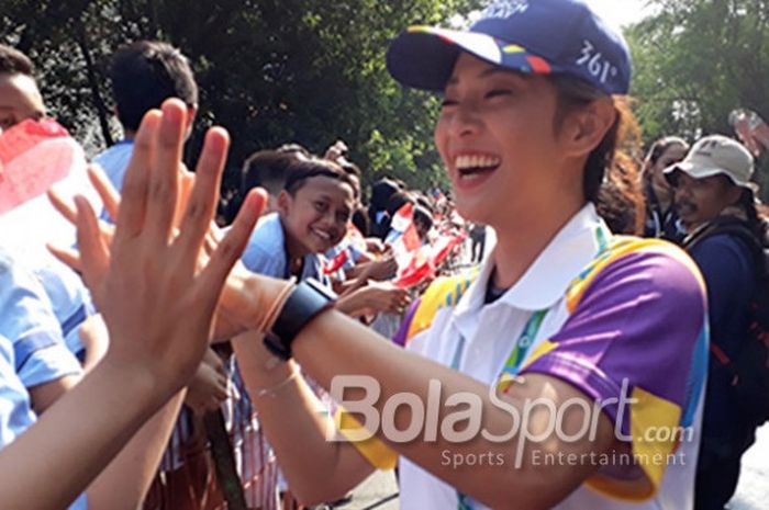  Artis Indonesia, Dian Sastro Wardoyo, tampil sebagai pembawa obor dalam Torch Relay (Kirab Api) Asian Games 2018 di Solo, Jawa Tengah, Kamis (19/7/2018).  