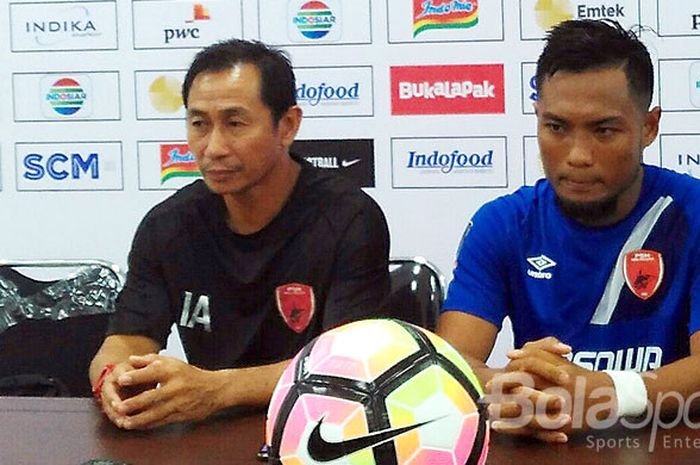 Manajer PSM, Imran Amirullah (kiri), berbicara kepada media usai laga melawan Sriwijaya FC pada pertandingan kedua babak penyisihan Grup A Piala Presiden 2018 di Stadion Gelora Bandung Lautan Api (GBLA), Kota Bandung, Minggu (21/1/2018).