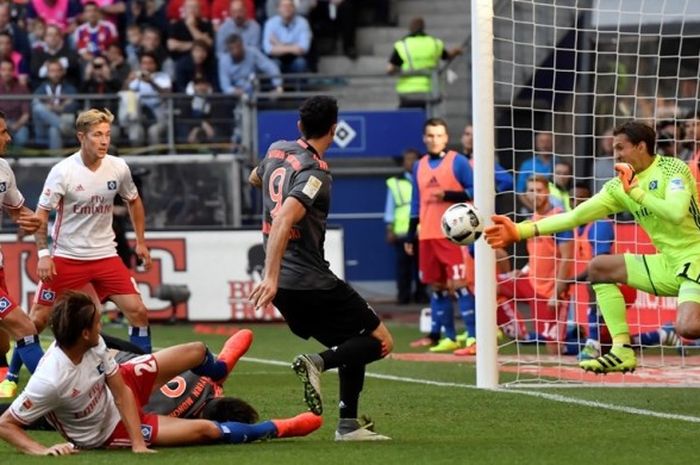 Striker Bayern Muenchen, Robert Lewandowski, tidak mampu membobol gawang Hamburg SV pada lanjutan Bundesliga di Imtech Arena, Sabtu (24/9/2016).