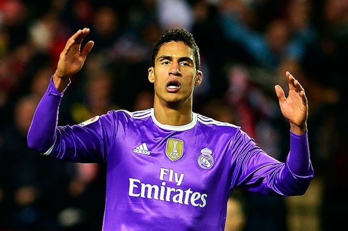 Gestur bek Real Madrid asal Prancis, Raphael Varane, saat melawan Sevilla dalam laga lanjutan Liga Spanyol 2016-2017 di Stadion Ramon Sanchez Pizjuan, Sevilla, pada 15 Januari 2017.