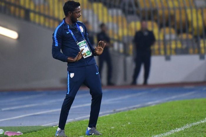 Pelatih Timnas U-16 India Bibiano Fernandes memberi instruksi kepada para pemainnya pada laga versus Timnas U-16 Indonesia di Stadion Nasional Bukit Jalil, Kuala Lumpur, Kamias (27/9/2018) malam WIB.