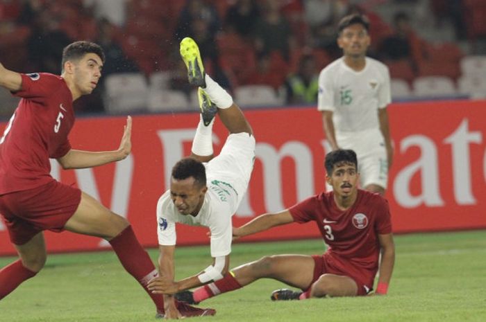 Pemain timnas U-19 Indonesia, Todd Rivaldo Ferre, terbang setelah terkena tekel lawan pada laga fase grup Piala Asia U-19 2018 kontra Qatar di Stadion Utama Gelora Bung Karno, Jakarta, Minggu (21/10/2018).