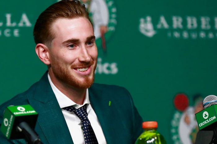 Pebasket Boston Celtics, Gordon Hayward, saat menghadiri konferensi pers perkenalan pemain baru di TD Garden, Boston, Massachusetts, 1 September 2017. 