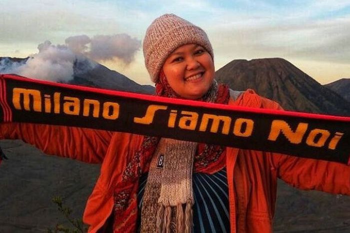 Salah satu milanisti Indonesia di gunung Bromo, Jawa Timur.