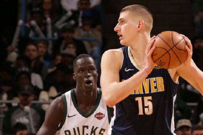 Nikola Jokic (kanan) saat beraksi membela Denver Nuggets.