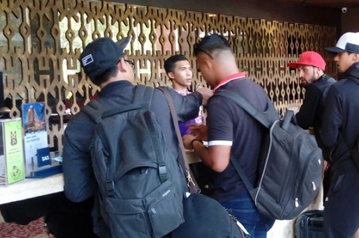 Irfan Bachdim dan Stefano Lilipaly (topi putih dan merah) tiba di Hotel Grand Cokro Balikpapan, Sabtu (14/10/2017)