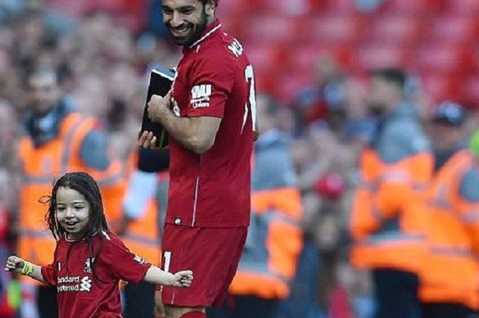  Winger Liverpool, Mohamed Salah, tampak gembira melihat putri kecilnya, Makka, dengan asyiknya berm