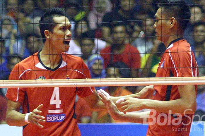 Pemain Surabaya Bhayangkara Samator melakukan selebrasi seusai mencetak poin pada pertandingan Proliga di GOR Tridarma tahun lalu.