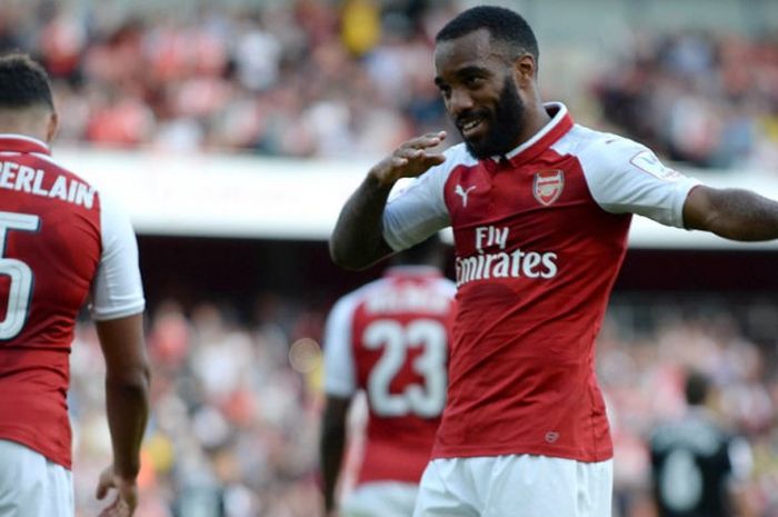 Alexandre Lacazette merayakan gol Arsenal ke gawang Sevilla pada partai Emirates Cup di Stadion Emirates, Minggu (30/7/2017).