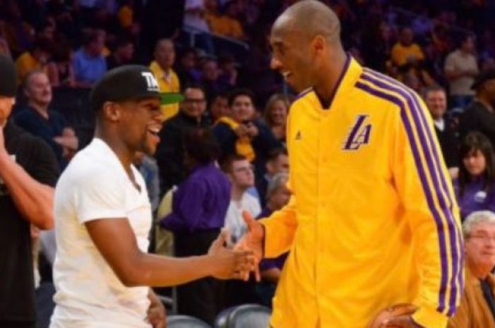 Floyd Mayweather Jr (kiri) dan Kobe Bryant (kanan).