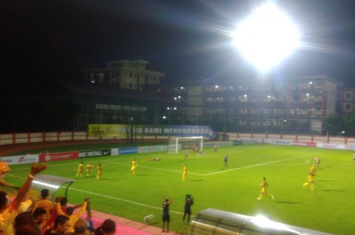 Pemain Bhayangkara FC merayakan gol yang dicetak Herman Dzumafo ke gawang Madura United, di Stadion PTIK, Kamis (7/6/2018).