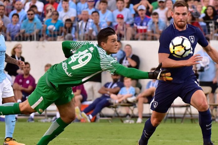 Aksi kiper Manchester City, Aro Muric (tengah), saat mengamankan bola sepakan striker Tottenham Hotspur, Vincent Janssen (kanan) dalam laga pramusim International Champions Cup 2017 di Stadion Nissan, Nashville, Amerika Serikat, pada 29 Juli 2017