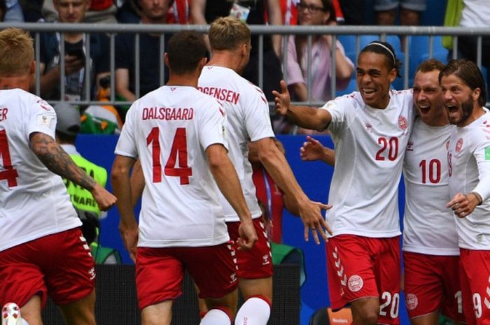   Gelandang Denmark, Christian Eriksen (kedua dari kanan), merayakan gol yang dicetak ke gawang Australia dalam laga Grup C Piala Dunia 2018 di Samara Arena, Samara, Rusia pada 21 Juni 2018.  