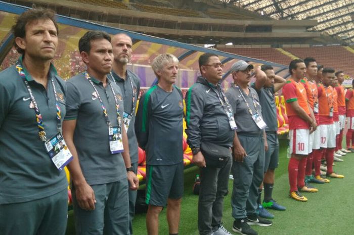 Luis Milla (paling kiri) menyanyikan lagu kebangsaan 