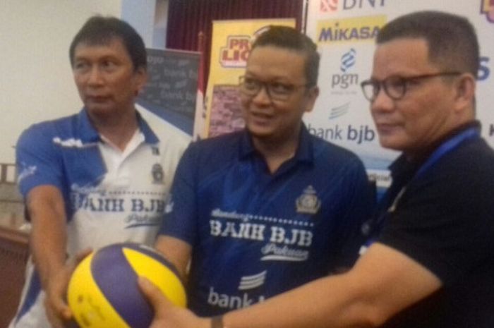 Dari kanan ke kiri, Regi Nelwan  (Wakil Direktur Proliga), Hakim putratama  (Senior Vice President Corporate Secretary Bank BJB),  dan Tachyan Iskandar  (Ketua panita pelaksana) putaran kedua seri ketiga Proliga 2018 berpose dalam konferensi pers di Kantor Pusat Bank BJB, Bandung, Kamis (15/3/2018).