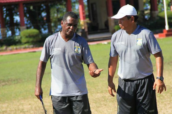 Pelatih Persiba Balikpapan, Wanderley Junior dan asisten pelatih Haryadi (kanan) pada sesi latihan timnya di Balikpapan pada 23 Maret 2018. 