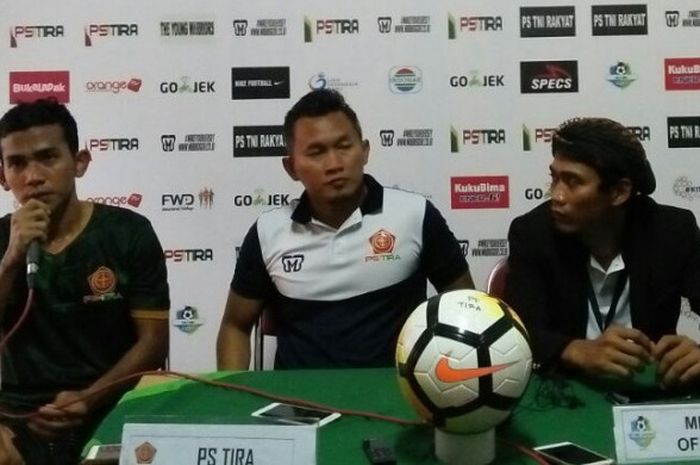 Pelatih PS Tira, Rudy Eka Priyambada, pada sesi jumpa pers usai pertandingan melawan Persebaya Surabaya di Stadion Sultan Agung (SSA), Bantul, Jumat (13/4/2018).