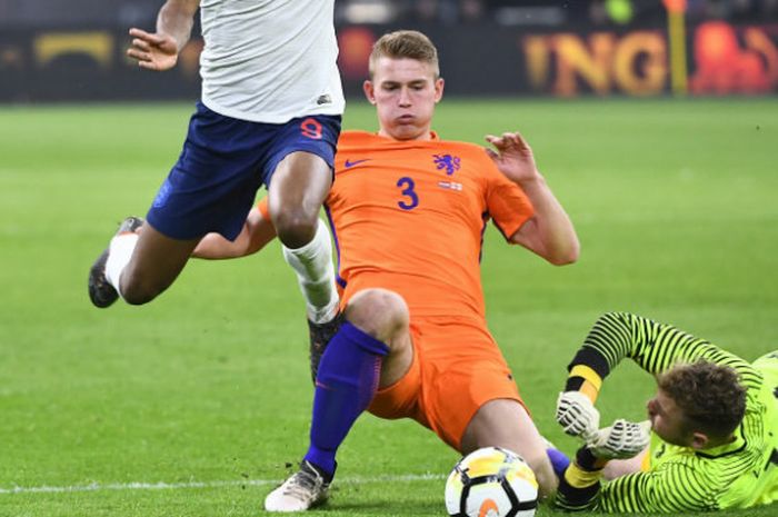 Aksi kiper Belanda, Jeroen Zoet, dalam partai uji coba melawan Inggris di Amsterdam ArenA, Jumat (23/3/2018)