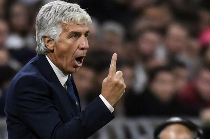 Ekspresi pelatih Atalanta, Gian Piero Gasperini, saat memberikan arahan kepada para pemainnya dalam pertandingan Liga Europa 2017-2018 menghadapi Olympique Lyonnais di Stadion Groupama, Lyon, Prancis, pada 28 September 2017.