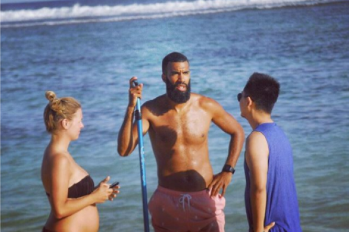 Striker Bali United Sylvano Dominique Comvalius bersama sang istri, Elisa Willemsen dan Gabriel Budi di pantai Ungasan belum lama ini. 