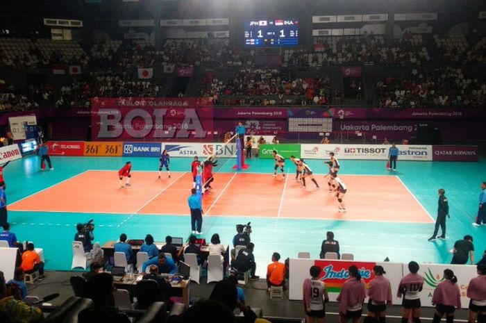 Suasana pertandingan bola voli indoor putri Asian Games 2018 antara Indonesia dan Jepang, di Tennis Indoor Senayan, Gelora Bung Karno, Minggu (19/8/2018) malam.