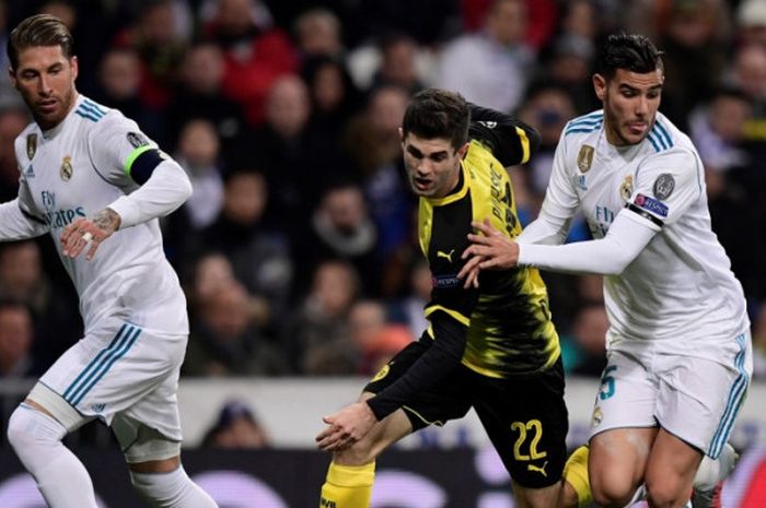 Kapten Real Madrid, Sergio Ramos (kiri), beraksi dalam duel Liga Champions lawan Borussia Dortmund di Santiago Bernabeu, Madrid, 6 Desember 2017.